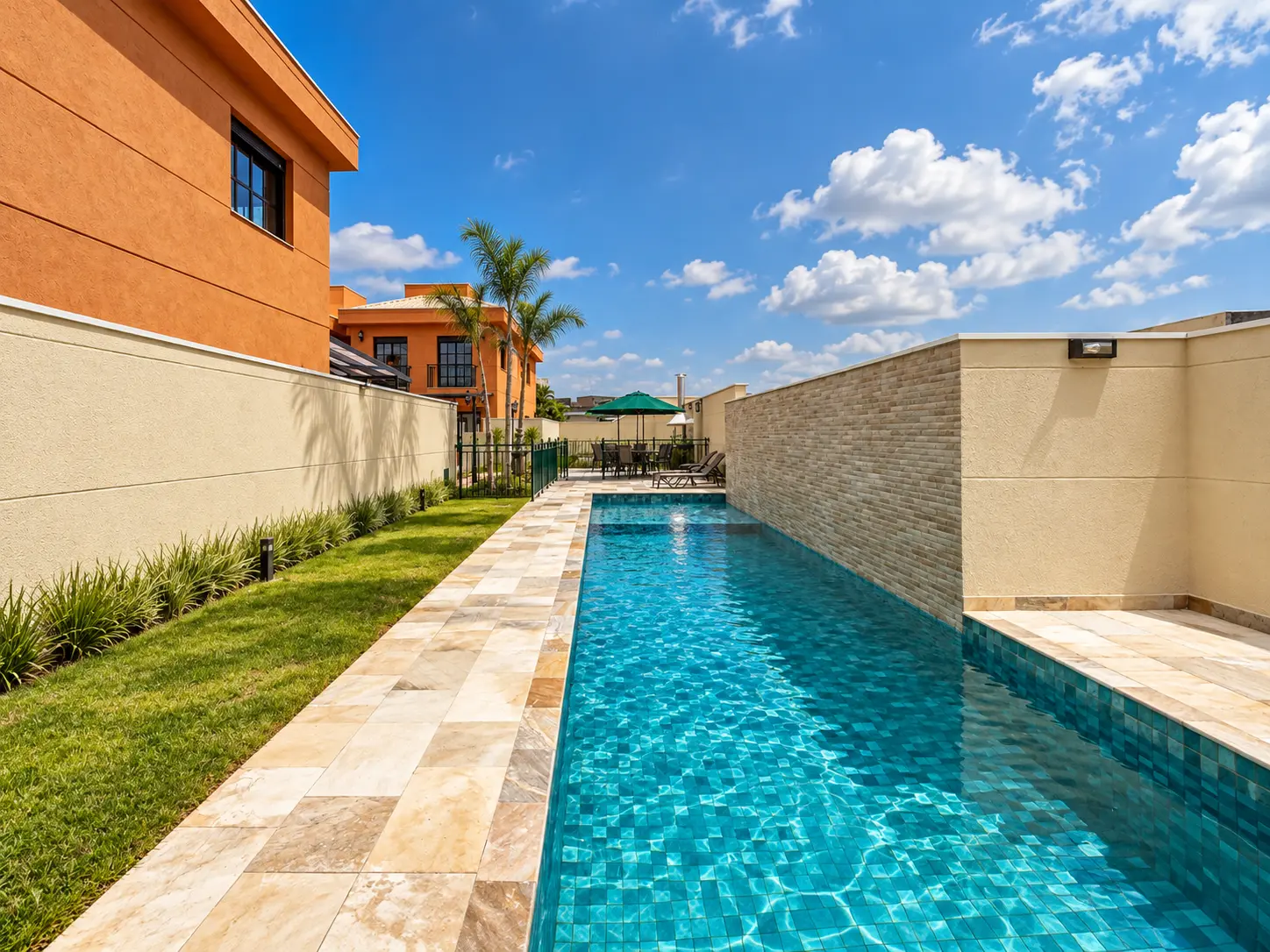 PISCINA: Piscina adulto com deck e área de sol